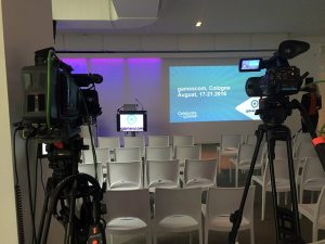 Kameras in Position zur Übertragung der Pressekonferenz