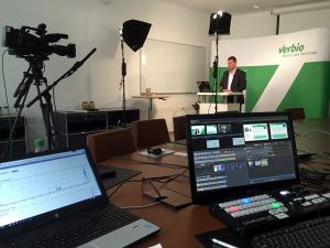 Livestreaming der Pressekonferenz mit zwei Kameras und Powerpoint Integration